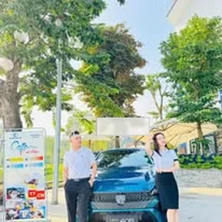 Kia Lào Cai - Hỗ trợ khách kiểm tra xe trước khi nhận.