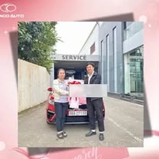 Kia Lào Cai - Hỗ trợ khách kiểm tra xe trước khi nhận.